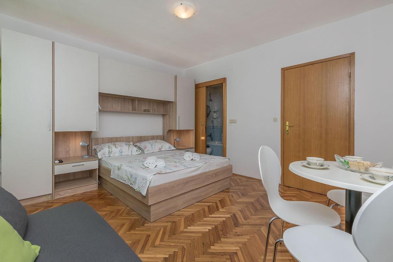 Apartments And Room Nevenka Makarska Extérieur photo