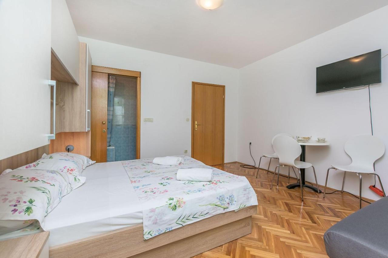 Apartments And Room Nevenka Makarska Extérieur photo